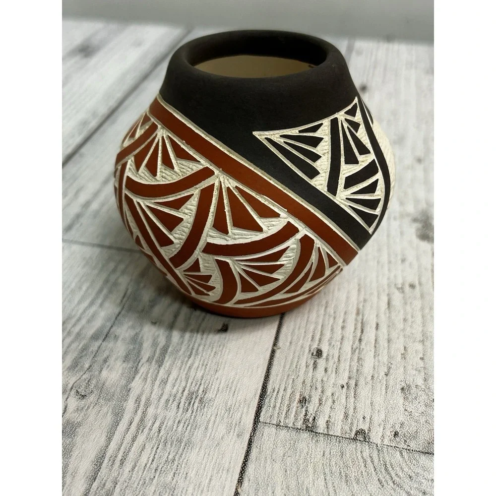 DM Pasquale Laguna Acoma Signed Pottery‎ Vase Bear. New Mexico 3.5